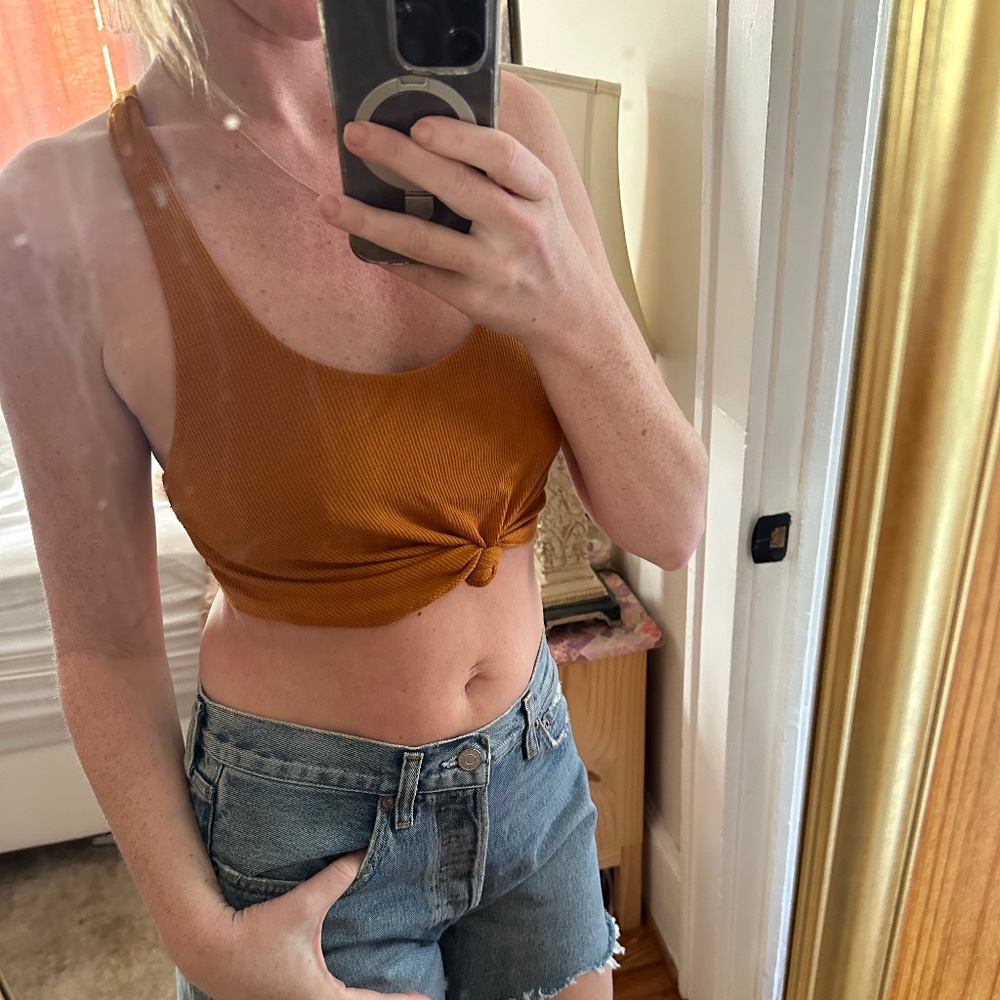 ALO YOGA BURNT ORANGE YOGA TOP WITH KNOT